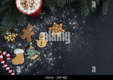 Hausgemachte Pfefferkekse, dekoriert mit Glasur oder Zuckerguss. Heiße Schokolade, Kakao und Marshmallows. Flache Laienzusammenstellung mit Kopierbereich. Stockfoto