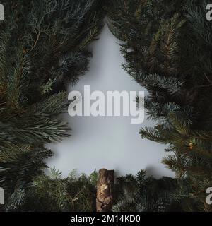 Ein Weihnachtsbaumlayout mit Pinienzweigen und dem Kopienraumkonzept von Neujahr Stockfoto