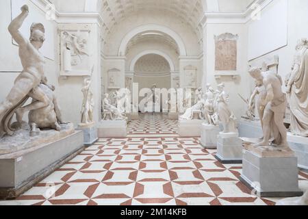 Possagno, Italien - Juni 2022: Antonio Canova Museum. Inneneinrichtung der Galerie mit antiken Statuen Stockfoto