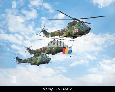 Bukarest, Rumänien - September 2022: Militär- und Versorgungsflugzeug der rumänischen Luftwaffe IAR 330 Hubschrauber gegen den blauen Himmel. Stockfoto