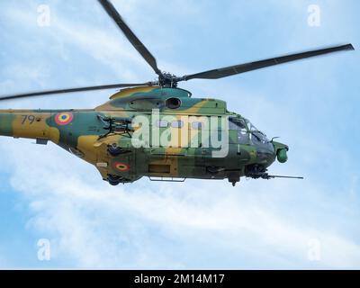 Bukarest, Rumänien - September 2022: Militär- und Versorgungsflugzeug der rumänischen Luftwaffe IAR 330 Hubschrauber gegen den blauen Himmel. Stockfoto