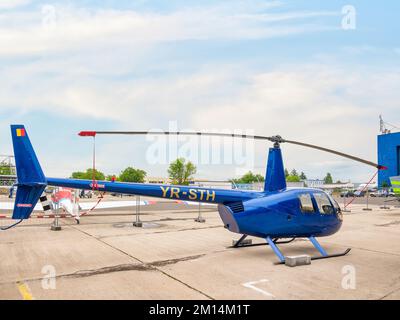 Bukarest, Rumänien - Oktober 2022: Robinson R44 Clipper II Hellicopter parkt auf der Plattform Stockfoto