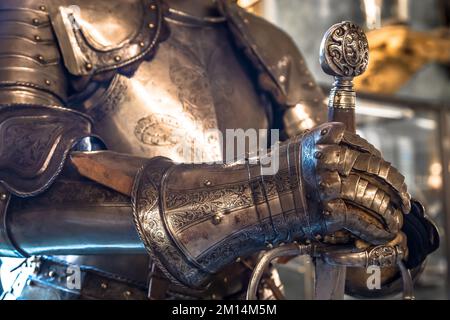 Detail einer mittelalterlichen Ritterrüstung - 15. Jahrhundert. Konzept für Sicherheit, Sicherheit und Schutz. Stockfoto