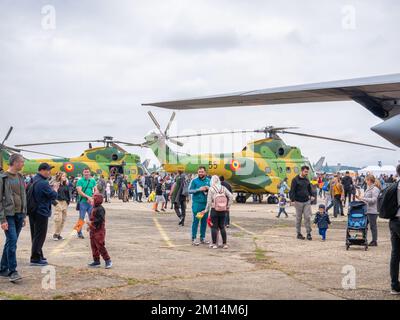 Bukarest, Rumänien - September 2022: Militär- und Utility-Helikopter der rumänischen Luftwaffe IAR 330 auf der Bucharest International Air Show. Stockfoto