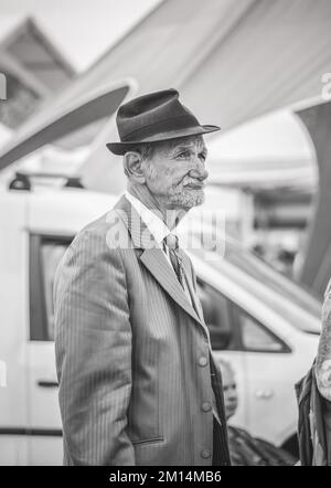 Klassisches Schwarz-Weiß-Porträt mit Nahaufnahme und einem Seniorenmann in elegantem Anzug und Hut. Stockfoto