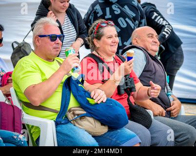 Bukarest, Rumänien - September 2022: Seniorengruppe, die sich auf dem e Festival in Bukarest niederlässt und Spaß hat. Stockfoto