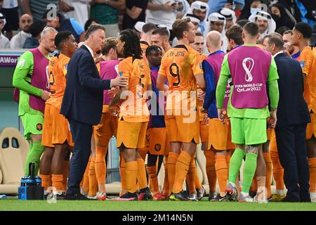 Coach Louis VAN GAAL (NED) mit Spieler Nathan AKE (NED), Geste, gibt Anweisungen. Viertelfinale, Viertelfinale, Game 57, Niederlande (NED) – Argentinien (ARG) 3-4, d. h. am 9.. Dezember 2022, Lusail Stadium Fußball-Weltmeisterschaft 20122 in Katar ab November 20.. - 18.12.2022? Kredit: dpa Picture Alliance/Alamy Live News Stockfoto