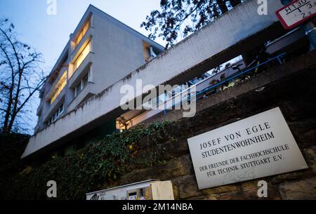 Stuttgart, Deutschland. 09.. Dezember 2022. Zur blauen Stunde leuchten einige Fenster eines Studentenwohnheims auf. Aufgrund der Energiekrise könnten Studentenwohnheime Mieterhöhungen im nächsten Jahr planen. Kredit: Christoph Schmidt/dpa/Alamy Live News Stockfoto