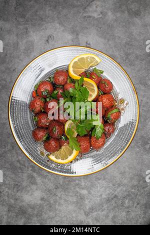 Aleppo-Fleischbällchen oder Bulgur-Fleischbällchen auf dunklem Hintergrund. Türkische Küche mit Vorspeisen. Draufsicht Nahaufnahme Stockfoto