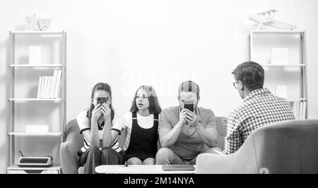 Psychologe geben Familientherapie für Telefon süchtig Papa Mutter und Tochter Mädchen, Beziehung Stockfoto