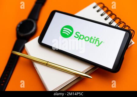 Polen. 07.. Dezember 2022. In dieser Abbildung wird ein Spotify-Logo auf einem Smartphone angezeigt. Kredit: SOPA Images Limited/Alamy Live News Stockfoto