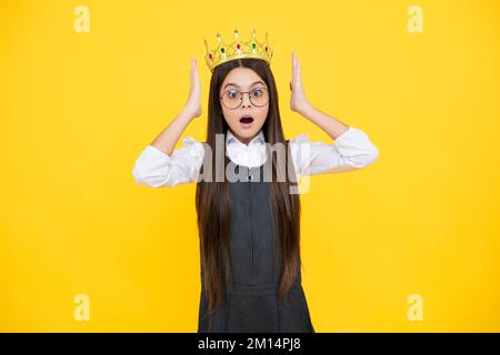 Mädels-Party, lustiges Kind in der Krone. Kinderkönigin trägt Diadem-Diadem. Süßes kleines Prinzessinnen-Porträt. Überraschtes Gesicht, überraschende Emotionen von Teenager Mädchen. Stockfoto