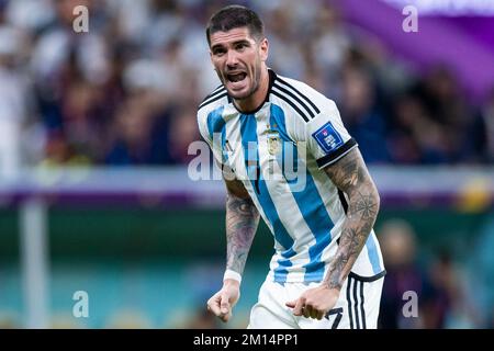 Lusail, Katar. 09.. Dezember 2022. Fußball: Weltmeisterschaft, Niederlande - Argentinien, Endrunde, Viertelfinale, Lusail Stadium, Argentiniens Rodrigo De Paul Gesten. Kredit: Tom Weller/dpa/Alamy Live News Kredit: dpa Picture Alliance/Alamy Live News Stockfoto