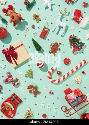 Ein vertikales Bild der Weihnachtsdekorationen auf weichem blauem Hintergrund - trendiges Weihnachtsmuster Stockfoto