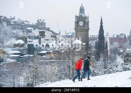 Edinburgh, Schottland, Großbritannien. 10.. Dezember 2022 Blick auf Calton Hill im Schnee. Heute Morgen fiel in Edinburgh heftiger Schnee , da die arktischen Wetterbedingungen aus dem Norden weiterhin große Teile des Vereinigten Königreichs betreffen . Iain Masterton/Alamy Live News Stockfoto