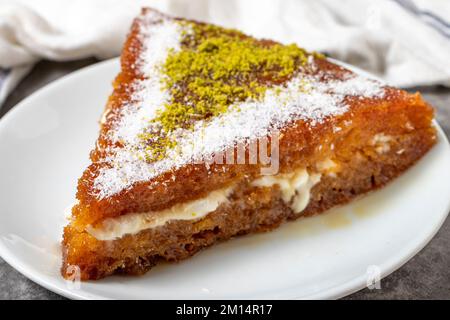 Brot-Kadayif-Dessert mit Sahne auf dunklem Hintergrund. Türkische Küche Desserts. Schließen Stockfoto