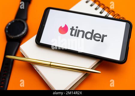 Polen. 7.. Dezember 2022. In dieser Abbildung ist ein Tinder-Logo auf einem Smartphone zu sehen. (Kreditbild: © Mateusz Slodkowski/SOPA Images via ZUMA Press Wire) Stockfoto