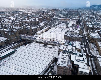 Edinburgh, Schottland, Großbritannien. 10.. Dezember 2022 Blick auf Edinburgh im Schnee. Heute Morgen fiel in Edinburgh heftiger Schnee , da die arktischen Wetterbedingungen aus dem Norden weiterhin große Teile des Vereinigten Königreichs betreffen . Iain Masterton/Alamy Live News Stockfoto