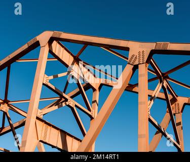 Eine Nahaufnahme des Bahnmodells mit tragender Brücke vor dem sonnenbeleuchteten klaren Himmelshintergrund Stockfoto