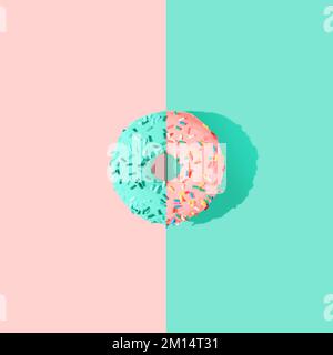 Ein rosafarbener und blau glasierter Donut in 3D auf hellblauem Hintergrund Stockfoto