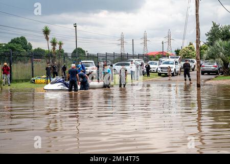 Johannesburg, Südafrika. 9.. Dezember 2022. Rettungskräfte arbeiten in einem überfluteten Gebiet nach starkem Regen in Johannesburg, Südafrika, 9. Dezember 2022. Kredit: Shiraaz Mohamed/Xinhua/Alamy Live News Stockfoto