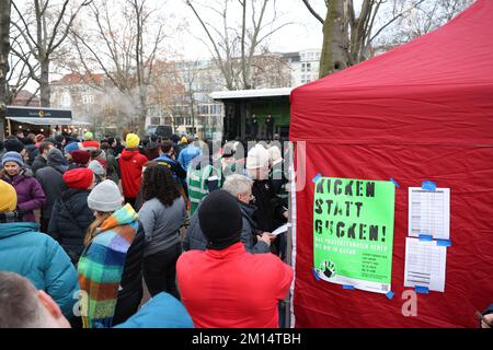 Berlin, Deutschland. 10.. Dezember 2022. Zahlreiche Teilnehmer nehmen am Hobby-Turnier „Kicken statt gucken“ im Friedrich-Ludwig-Jahn-Sportpark Teil. Das Turnier wird vom schwulen Sportverein Vorspiel SSL Berlin organisiert. Kredit: Jörg Carstensen/dpa/Alamy Live News Stockfoto