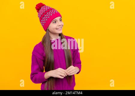 Teenager in Strickmode. drücken Sie positive Emotionen aus. Speicherplatz kopieren. Lächelndes Kind in Strickmütze. Stockfoto