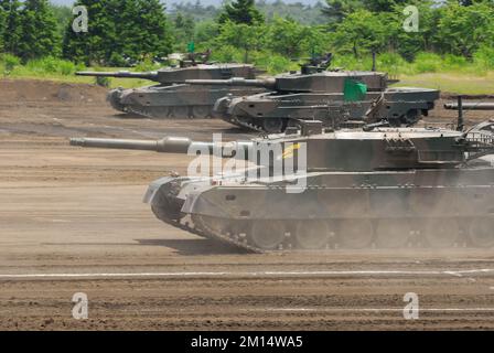 Präfektur Shizuoka, Japan - 10. Juli 2011: Japan Ground Self-Defense Force Mitsubishi Typ 90 MBT (Hauptschlachttank). Stockfoto