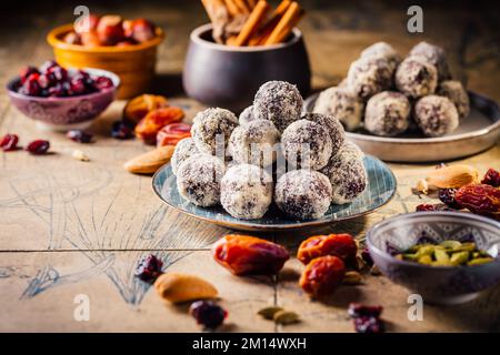 Energie vegane Kugeln - rohe Desserts (Glücksbällchen), zuckerfreie Süßigkeiten mit Zutaten, Nüsse und Obst Stockfoto