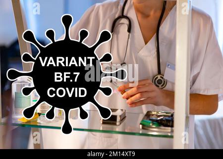 BF.7. Neue Variante des SARS-CoV-2-Coronavirus. Subvariante von Omicron. Horizontale Konstruktion. Virus-Design und schwarzer Text. Coronavirus. Stockfoto