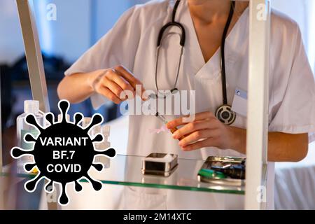 BF.7. Neue Variante des SARS-CoV-2-Coronavirus. Subvariante von Omicron. Horizontale Konstruktion. Virus-Design und schwarzer Text. Coronavirus. Stockfoto