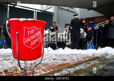 Vor dem Sky Bet Championship-Spiel im Ewood Park, Blackburn, spielt eine Band der Heilsarmee im Schnee vor dem Stadion. Foto: Samstag, 10. Dezember 2022. Stockfoto