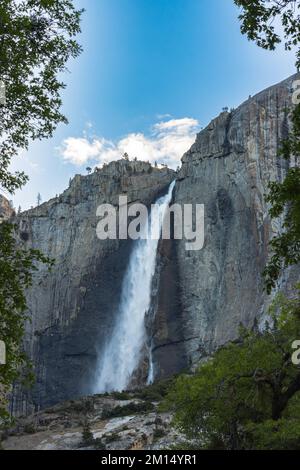 Ein vertikales Bild der Yosemite Falls unter blauem Himmel im Yosemite-Nationalpark, Kalifornien, USA Stockfoto