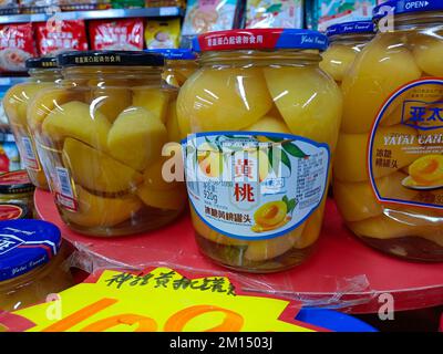 SUQIAN, CHINA - 10. DEZEMBER 2022 - Pfirsichkonserven werden in einem Supermarkt in Suqian, Provinz Jiangsu, China, 10. Dezember 2022 gesehen. Gerüchte sind aufgetaucht Stockfoto