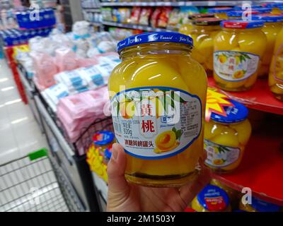 SUQIAN, CHINA - 10. DEZEMBER 2022 - Pfirsichkonserven werden in einem Supermarkt in Suqian, Provinz Jiangsu, China, 10. Dezember 2022 gesehen. Gerüchte sind aufgetaucht Stockfoto