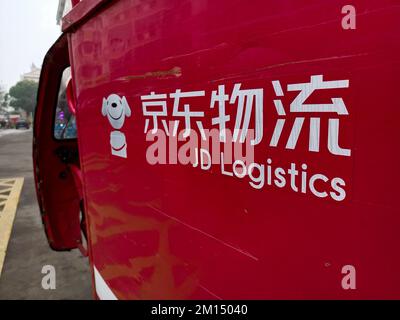 SUQIAN, CHINA - 10. DEZEMBER 2022 - Ein JD Logistik Lieferfahrzeug wird auf einer Straße in Suqian, Provinz Jiangsu, China, gesehen, 10. Dezember 2022. Stockfoto