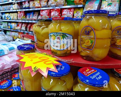 SUQIAN, CHINA - 10. DEZEMBER 2022 - Pfirsichkonserven werden in einem Supermarkt in Suqian, Provinz Jiangsu, China, 10. Dezember 2022 gesehen. Gerüchte sind aufgetaucht Stockfoto