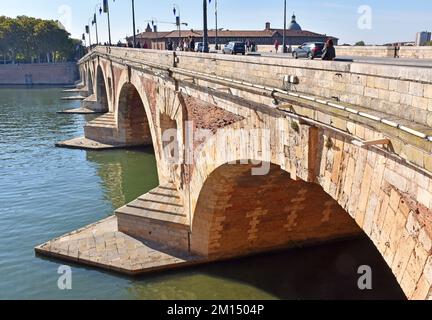 Die Pont Neuf mit sieben Bögen über den Fluss Garonne, Toulouse, Frankreich, wurde 1542-1632 erbaut; Mauerwerk mit Ziegeltafeln, ein Meisterwerk der Renaissance Stockfoto