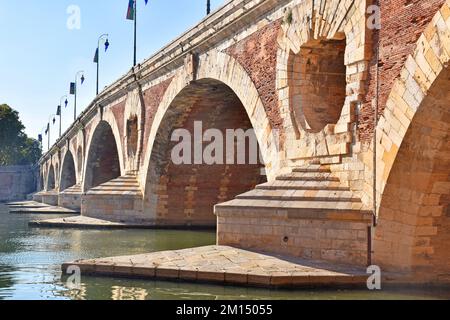 Die Pont Neuf mit sieben Bögen über den Fluss Garonne, Toulouse, Frankreich, wurde 1542-1632 erbaut; Mauerwerk mit Ziegeltafeln, ein Meisterwerk der Renaissance Stockfoto