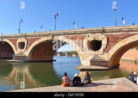 Die Pont Neuf mit sieben Bögen über den Fluss Garonne, Toulouse, Frankreich, wurde 1542-1632 erbaut; Mauerwerk mit Ziegeltafeln, ein Meisterwerk der Renaissance Stockfoto
