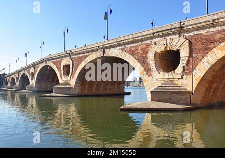 Die Pont Neuf mit sieben Bögen über den Fluss Garonne, Toulouse, Frankreich, wurde 1542-1632 erbaut; Mauerwerk mit Ziegeltafeln, ein Meisterwerk der Renaissance Stockfoto