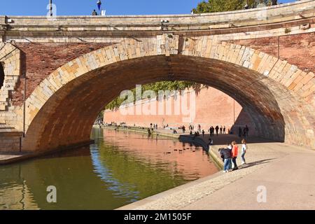 Die Pont Neuf mit sieben Bögen über den Fluss Garonne, Toulouse, Frankreich, wurde 1542-1632 erbaut; Mauerwerk mit Ziegeltafeln, ein Meisterwerk der Renaissance Stockfoto