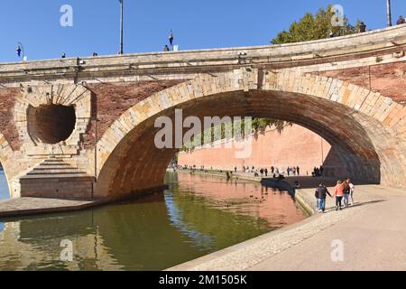 Die Pont Neuf mit sieben Bögen über den Fluss Garonne, Toulouse, Frankreich, wurde 1542-1632 erbaut; Mauerwerk mit Ziegeltafeln, ein Meisterwerk der Renaissance Stockfoto