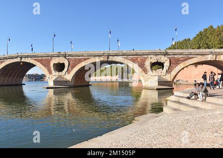 Die Pont Neuf mit sieben Bögen über den Fluss Garonne, Toulouse, Frankreich, wurde 1542-1632 erbaut; Mauerwerk mit Ziegeltafeln, ein Meisterwerk der Renaissance Stockfoto