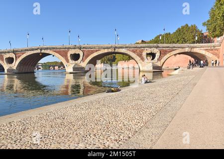 Die Pont Neuf mit sieben Bögen über den Fluss Garonne, Toulouse, Frankreich, wurde 1542-1632 erbaut; Mauerwerk mit Ziegeltafeln, ein Meisterwerk der Renaissance Stockfoto