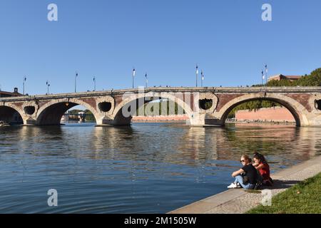 Die Pont Neuf mit sieben Bögen über den Fluss Garonne, Toulouse, Frankreich, wurde 1542-1632 erbaut; Mauerwerk mit Ziegeltafeln, ein Meisterwerk der Renaissance Stockfoto