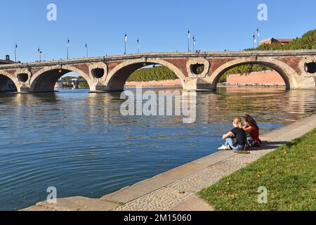 Die Pont Neuf mit sieben Bögen über den Fluss Garonne, Toulouse, Frankreich, wurde 1542-1632 erbaut; Mauerwerk mit Ziegeltafeln, ein Meisterwerk der Renaissance Stockfoto