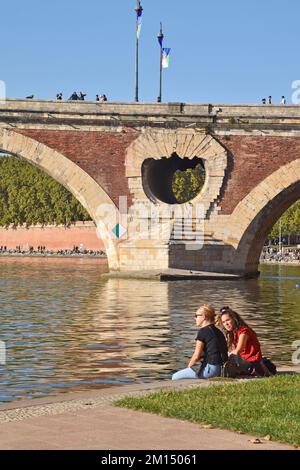 Die Pont Neuf mit sieben Bögen über den Fluss Garonne, Toulouse, Frankreich, wurde 1542-1632 erbaut; Mauerwerk mit Ziegeltafeln, ein Meisterwerk der Renaissance Stockfoto