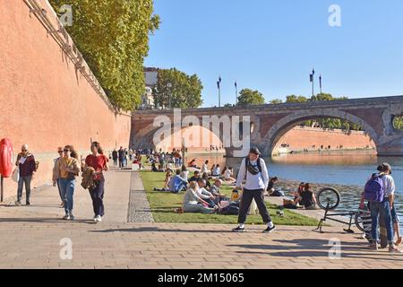 Quai de la Daurade, am rechten Ufer der Garonne, in Toulouse, Frankreich, Promenade Henri-Martin zum Spazierengehen und Sonnenbaden, riesige Stützmauer Stockfoto