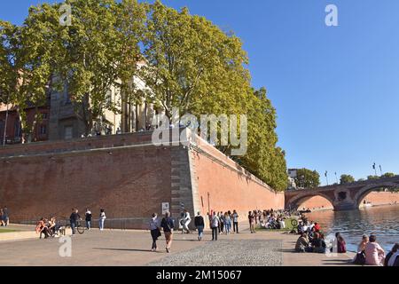 Quai de la Daurade, am rechten Ufer der Garonne, in Toulouse, Frankreich, Promenade Henri-Martin zum Spazierengehen und Sonnenbaden, riesige Stützmauer Stockfoto